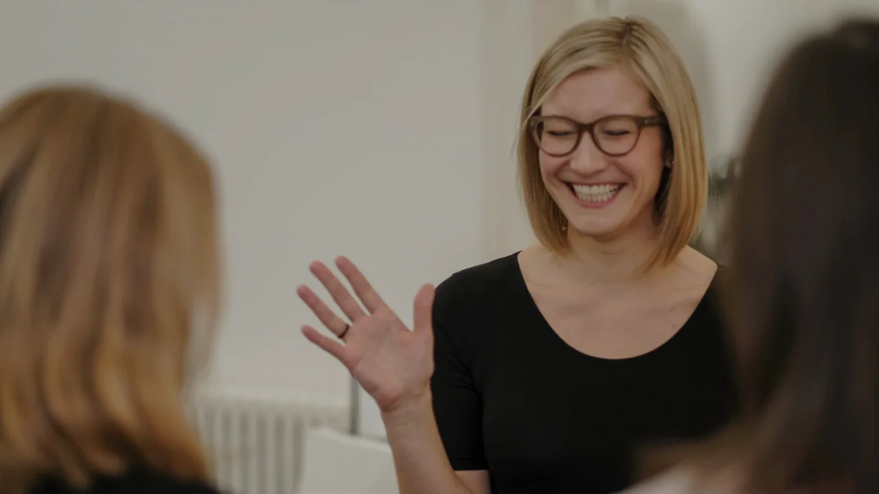 Sally Schulze im Gespräch mit Klientinnen
