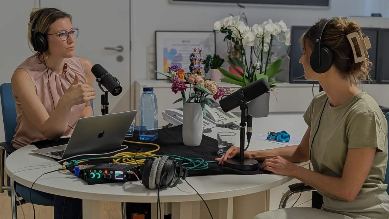 Sally Schulze bei einer Podcast-Aufnahme mit Mikrofon und Kopfhörern