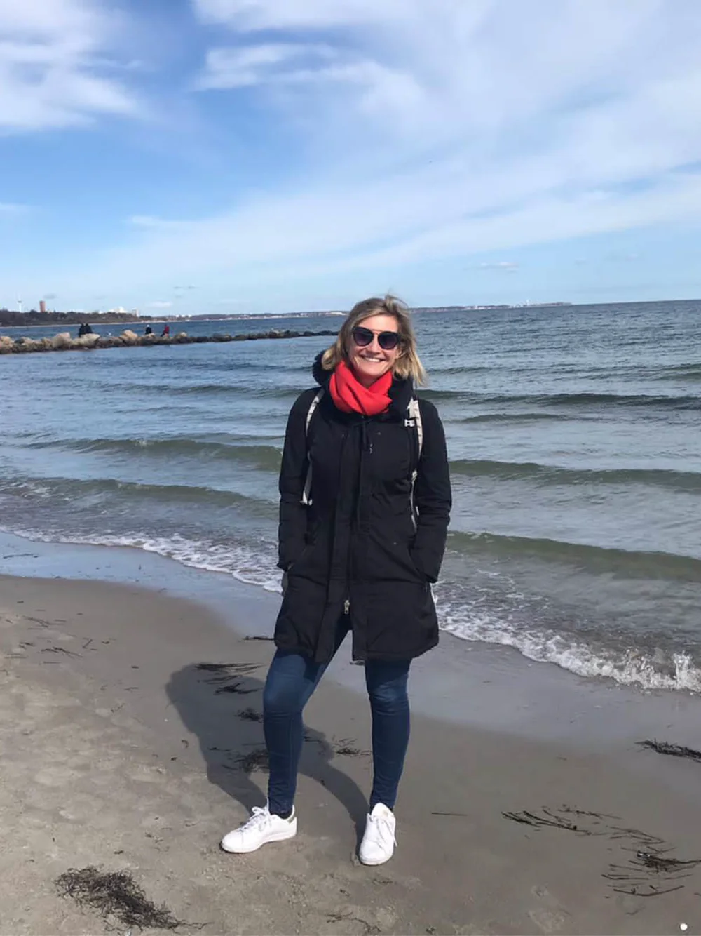 Sally Schulze an einem Strand an der Ostsee