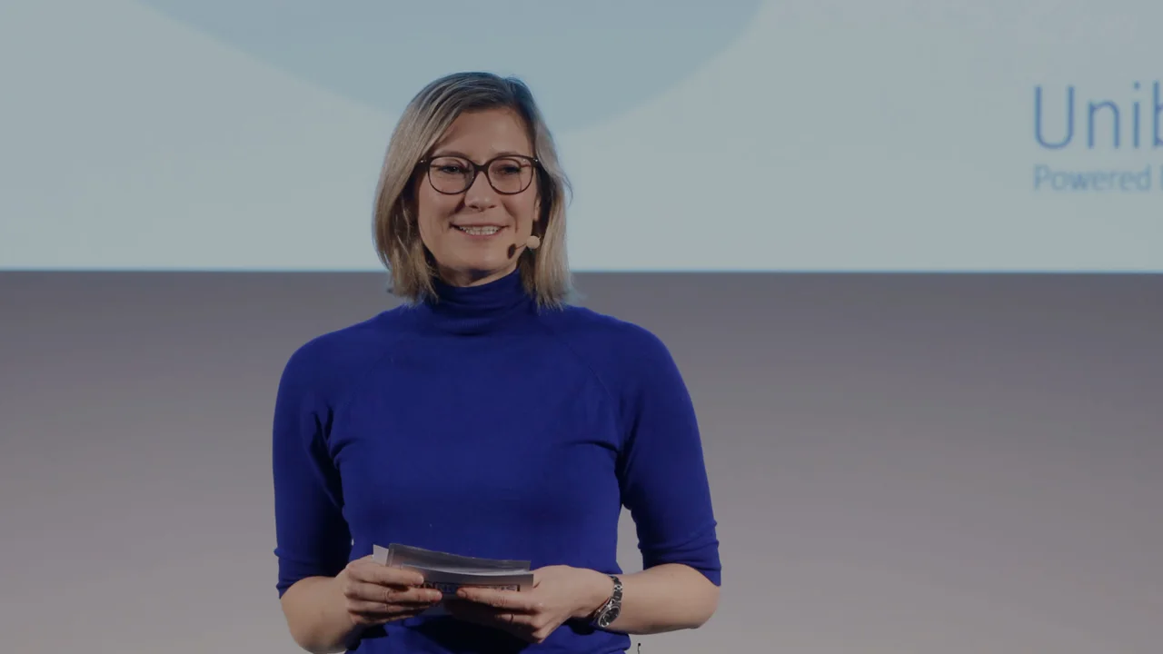 Sally Schulze auf einer Bühne bei einem Fachvortrag